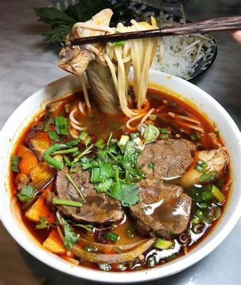  Bún Bò Huế: Món ăn mang vị cay nồng của ớt và ngọt ngào của nước hầm xương bò!