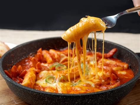  Ddeokbokki Lăn Tàn Cái Hồn Mềm Mại, Cay Nồng Vừa Phải!