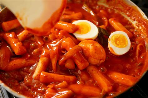  Ddeokbokki Thơm Ngon: Món Ăn Cay Béo Gây Nghiện Cho Những Tín Đồ Ẩm Thực Sài Gòn!