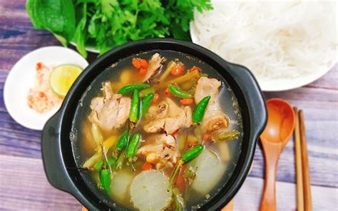  Soto Ayam -  Nước hầm thơm lừng kết hợp với vị cay nồng của ớt mang đến trải nghiệm ẩm thực đầy thú vị